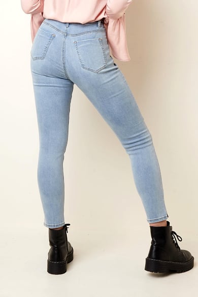 Hellblaue, knöchellange Jeans aus dehnbarem Denim XS h5 Bild6